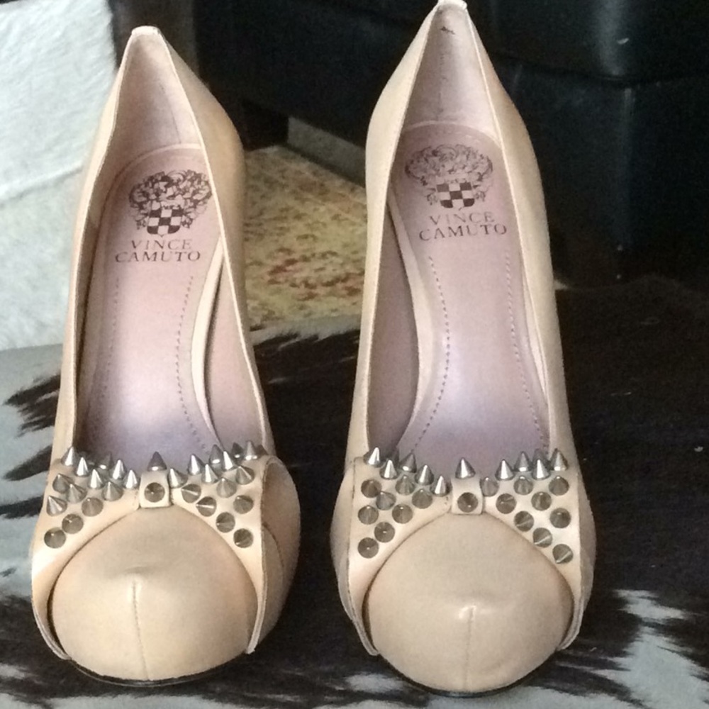 NWOT Vince Camuto studded nude pump size 7.5